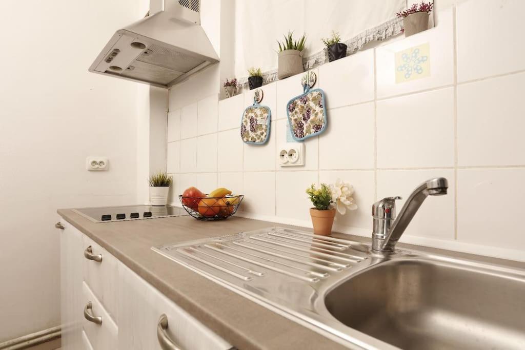 1 Bdrm Apartment In City Center Bucharest Exterior photo